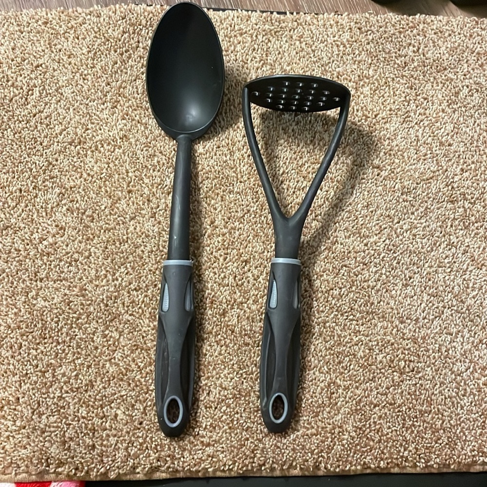 Bundle of 2 black serving pieces